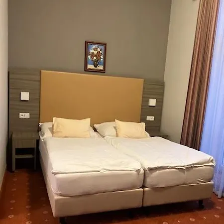 Paris Szálloda