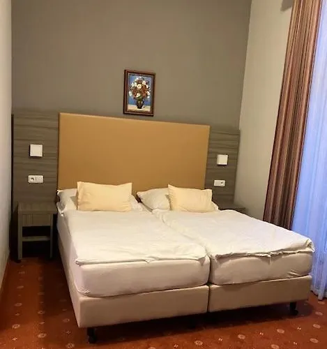 Paris Szálloda